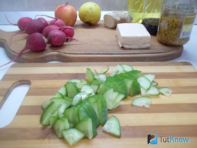 Огурцы нарезаны четверть кольцами