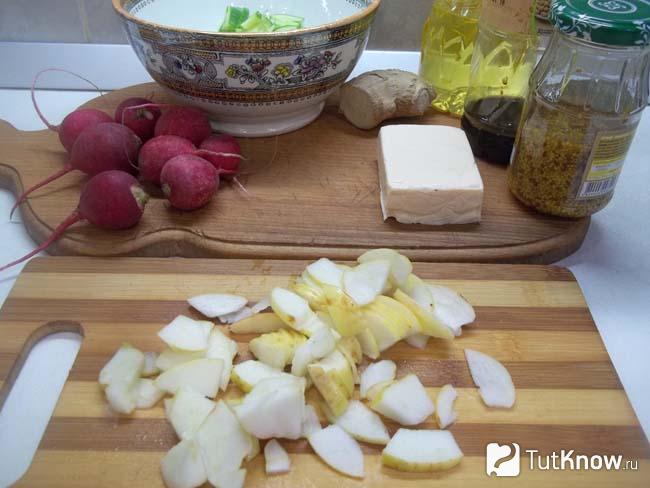 Яблоки нарезаны дольками