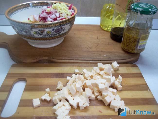 Сыр нарезан кубиками