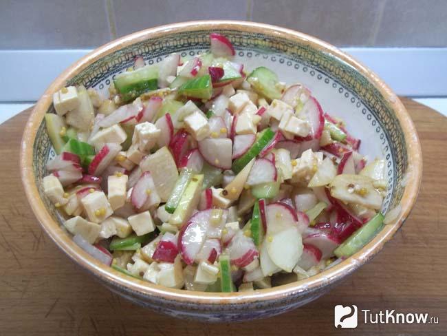 Готовый салат с редисом, огурцом, яблоком и сыром