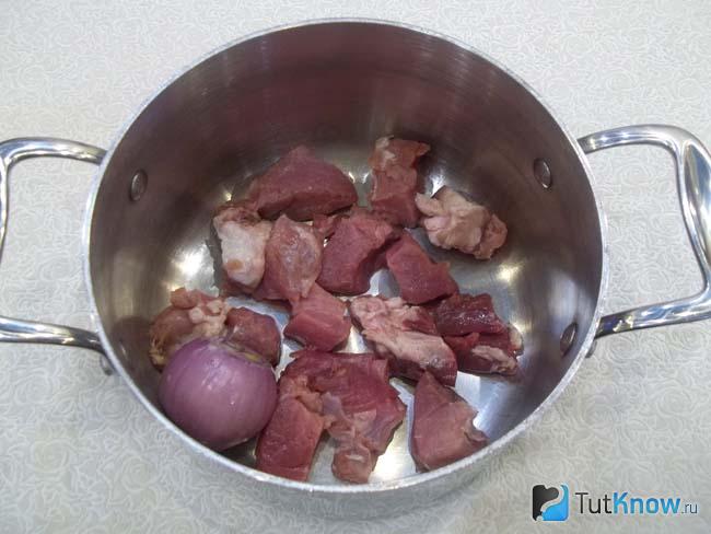 Мясо нарезано кусочками и сложено в кастрюлю