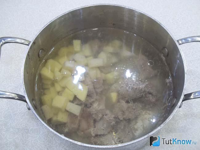 В бульон добавлен нарезанный картофель