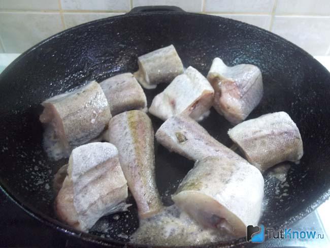 Хек жарится на сковороде
