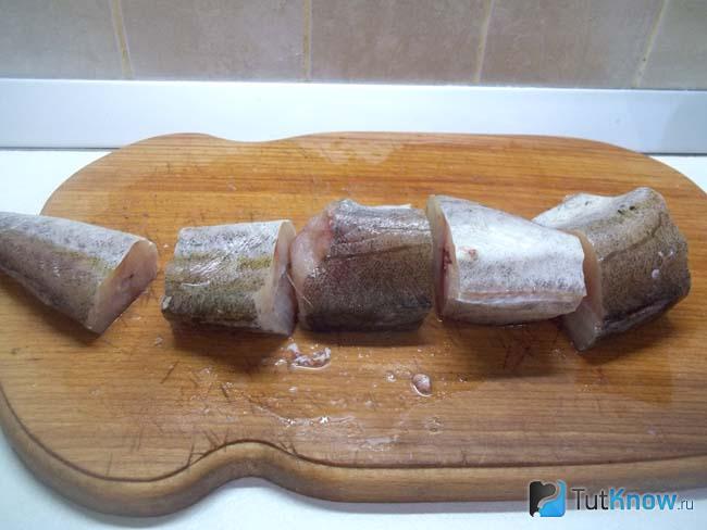 Хек разморожен и нарезан кусочками