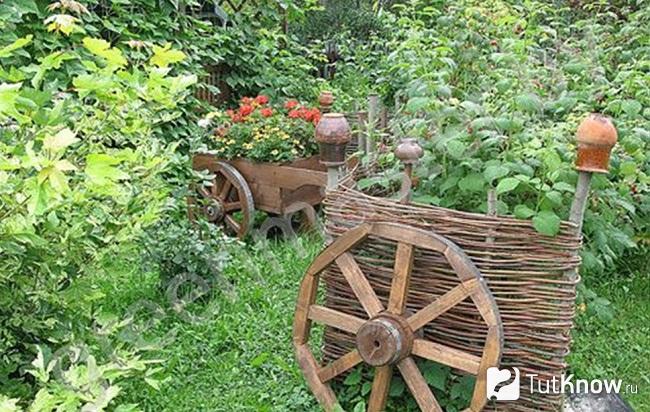 Плетень в саду в стиле кантри