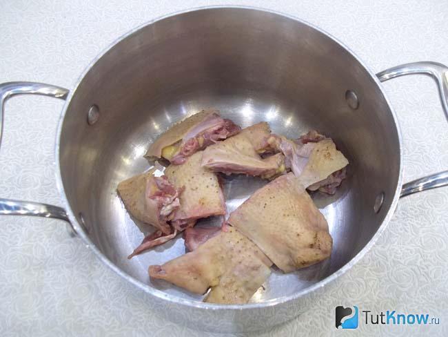 Курица нарезана и сложена в кастрюлю