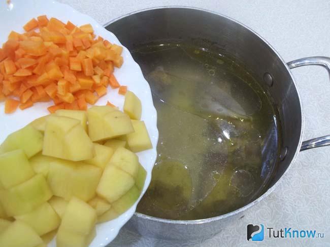 Картофель с морковью отправлены в кастрюлю