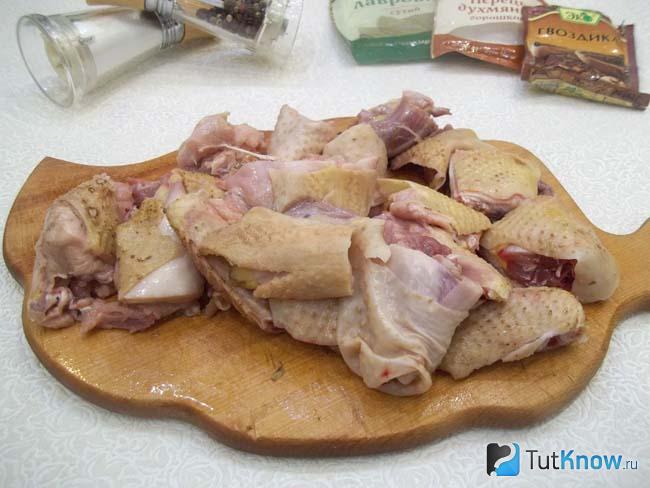Курица нарезана кусочками