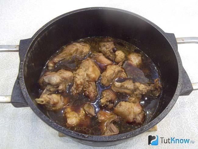 Готовая курица тушеная в собственном соку