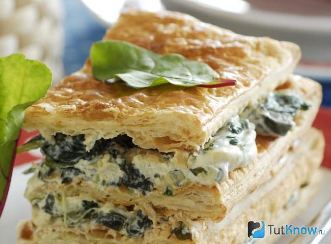 Закусочный Наполеон со шпинатом и сыром