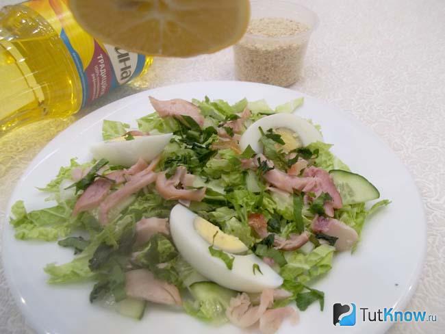 Готовый салат с пекинской капустой, копченой курицей, огурца и яиц