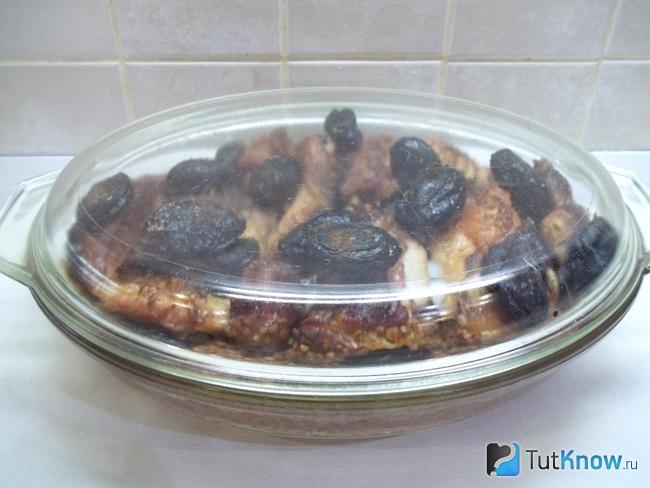 Готовое мясо с гречкой и черносливом в духовке