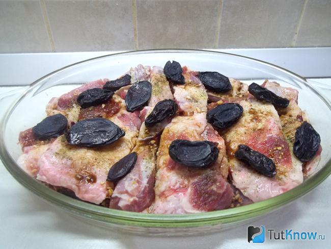 На мясо выложены сливы