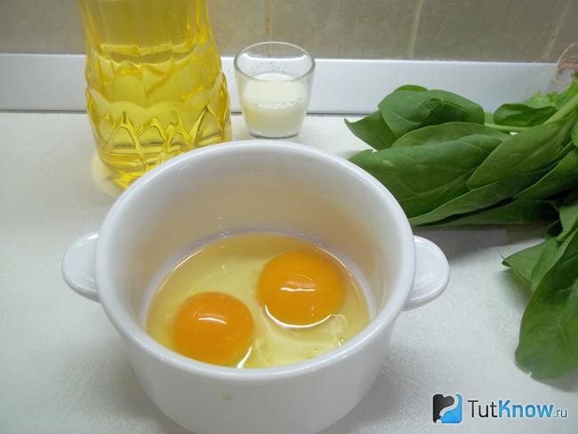 Яйца помещены в миску
