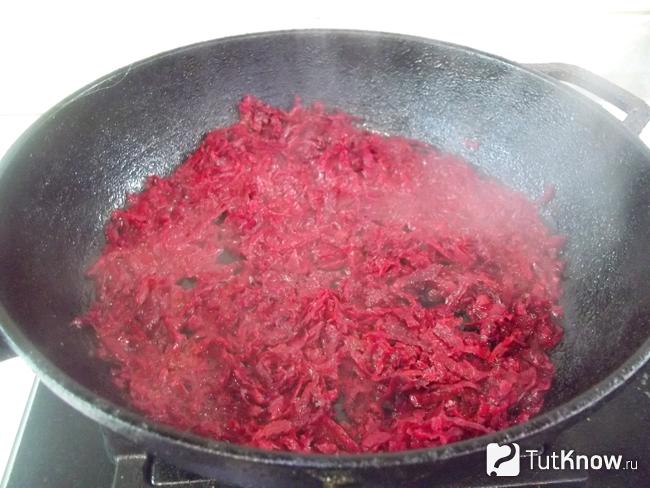 В сковороду добавлен бульон и уксус