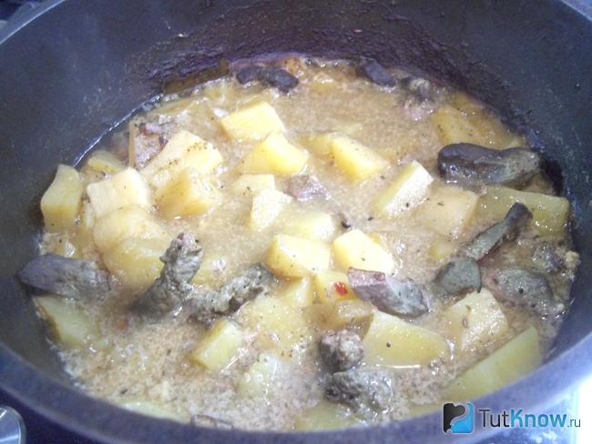 Готовый тушеный картофель с печенью в молоке