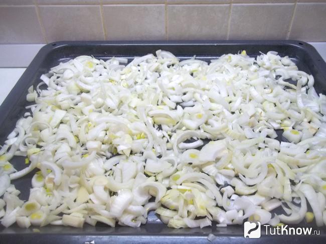 Репчатый лук выложен на сковороду