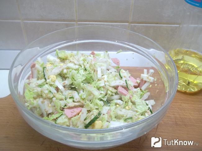 Готовый салат с пекинской капустой, огурцом, колбасой и яйцами