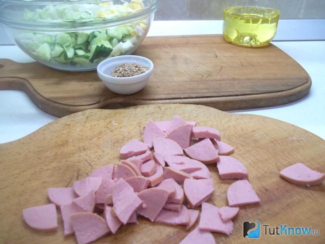 Колбаса нарезана кусочками