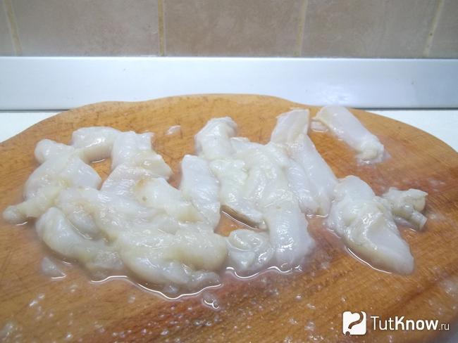 Рыба нарезана кусочками