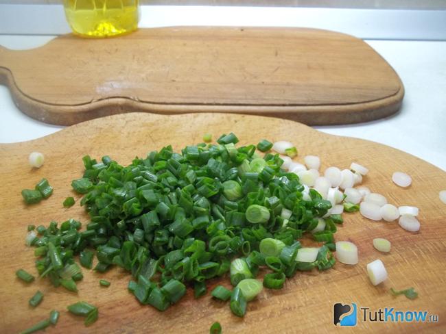 Зеленый лук нарезан