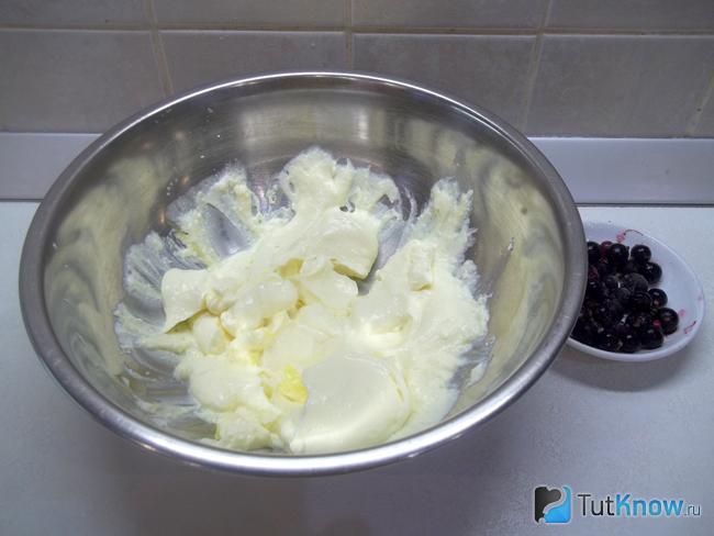 Творог с сахаром и желтком взбиты блендером