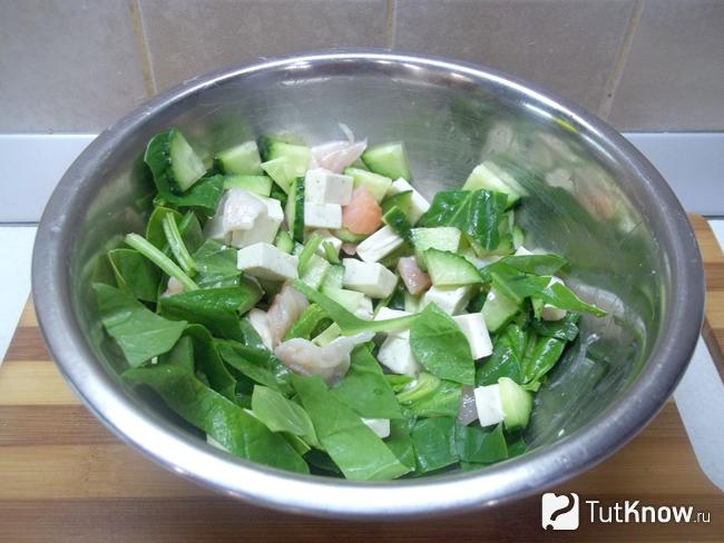 Готовый салат со шпинатом, красной рыбой, сыром и огурцом