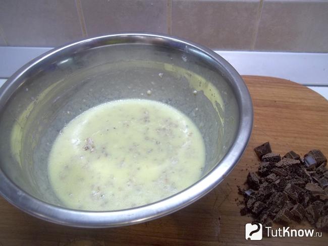 Шоколад нарезан кусочками