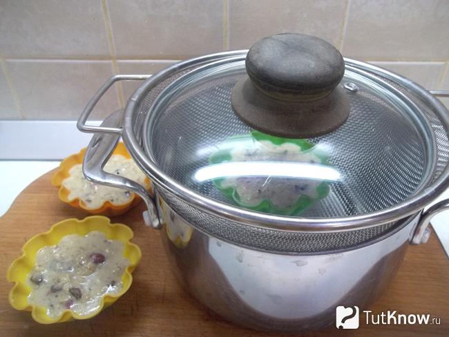 Овсяные кексы с шоколадом и вишнями готовятся на паровой бане