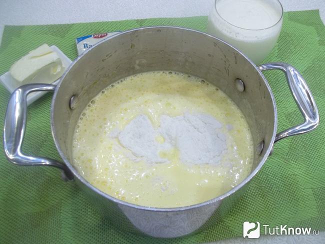 В яичную массу добавлена мука