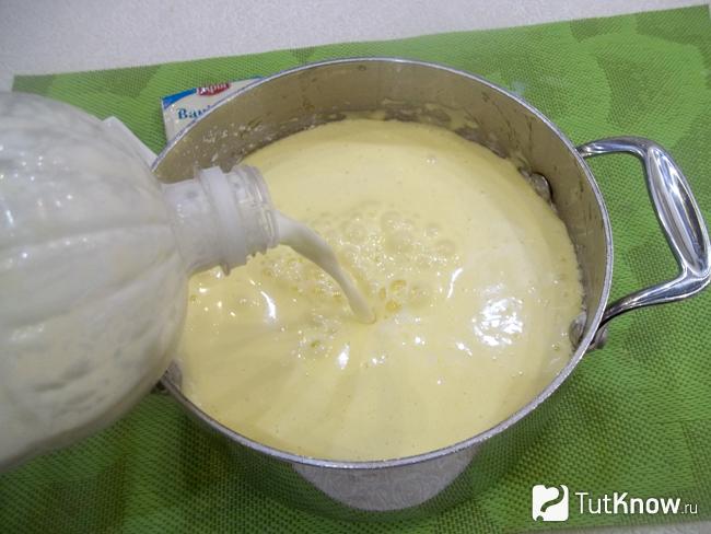 К продуктам налито молоко
