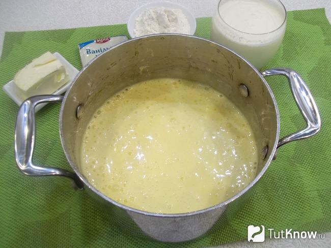 Яйца с сахаром взбиты