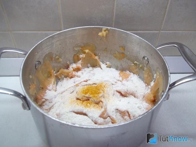 Картофель потолчен и добавлена мука