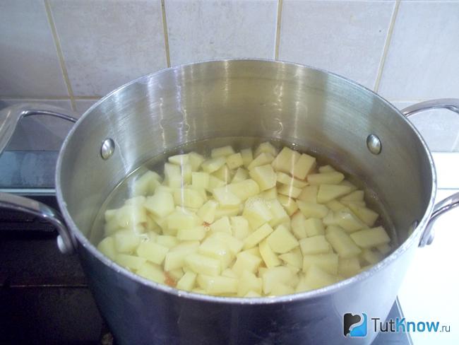 Картофель залит водой и отварен