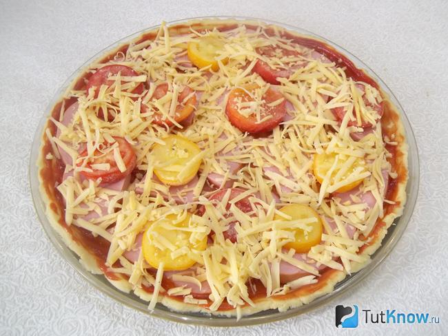 Продукты присыпаны сыром