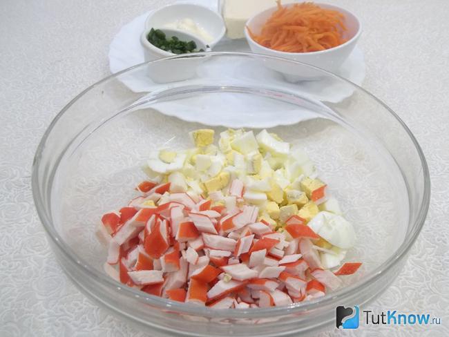 Крабовые палочки нарезаны