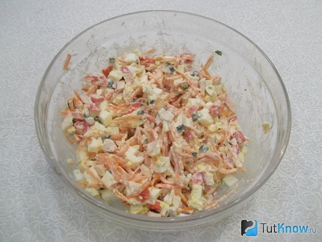 Готовый салат из крабовых палочек, корейской моркови и яиц