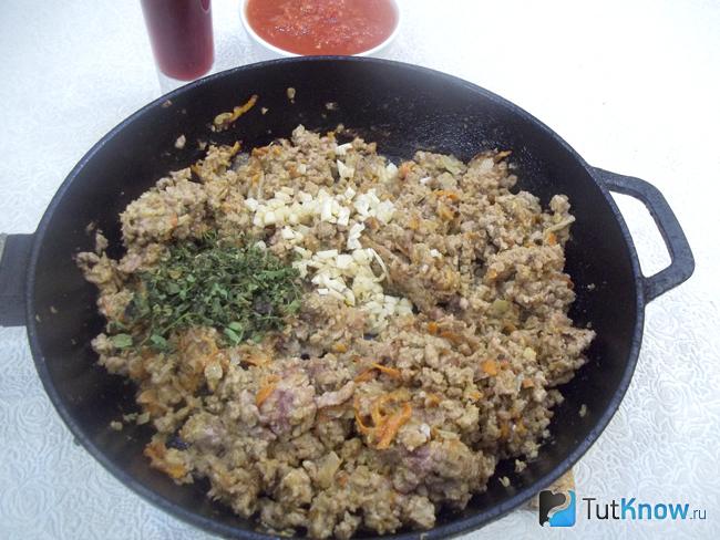 Мясо приправлено специями