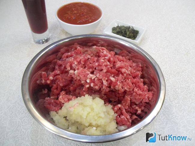 Мясо и лук перекручены