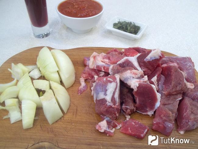 Мясо и лук нарезаны