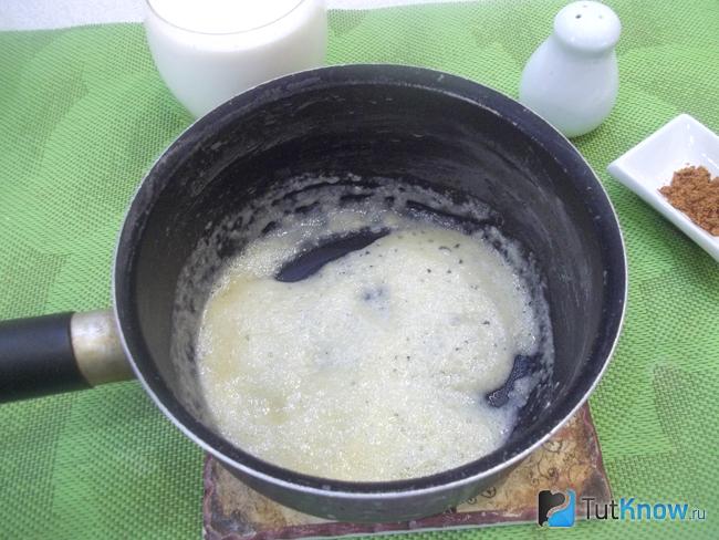 Мука с маслом перемешаны