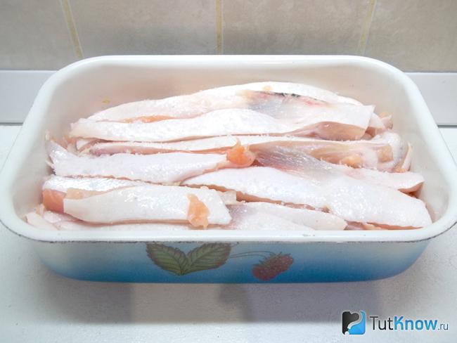 Готовые соленые брюшки красной рыбы