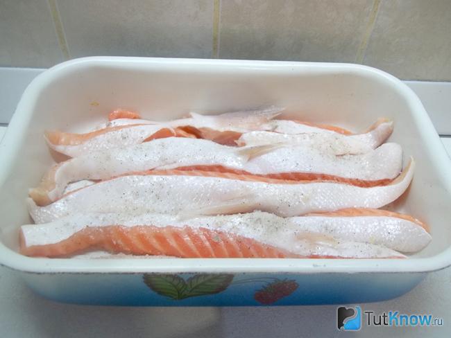 Брюшки приправлены солью, сахаром и перцем