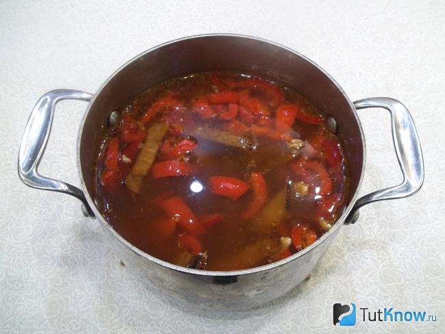 Готовый овощной суп с куриными желудками на бульоне