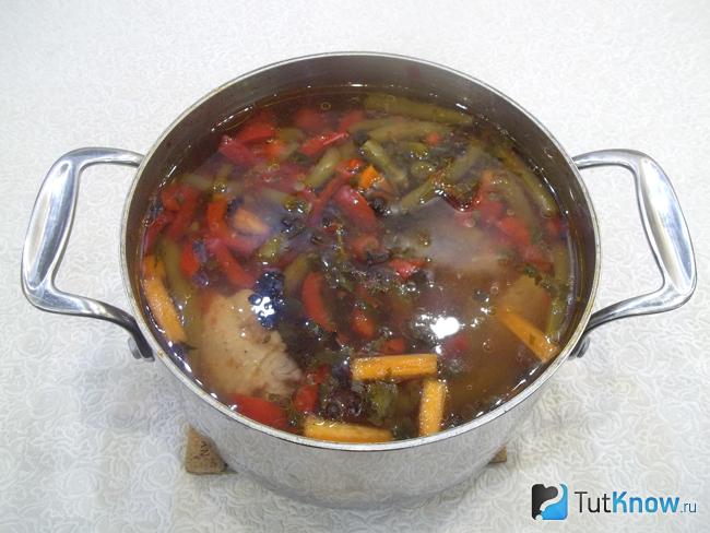 Готовый суп с куриными крылышками и замороженными овощами