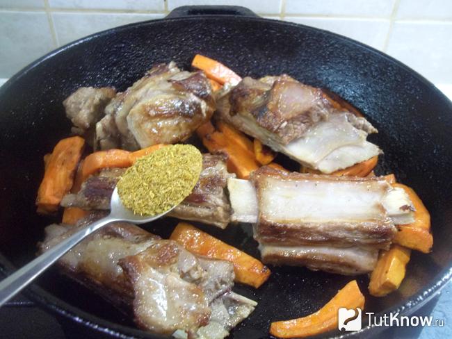 Мясо приправлено приправой для плова