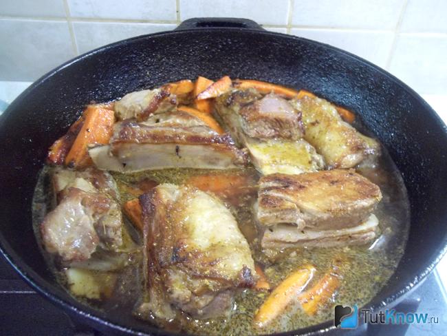 Мясо тушится