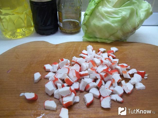 Крабовые палочки нарезаны кубиками