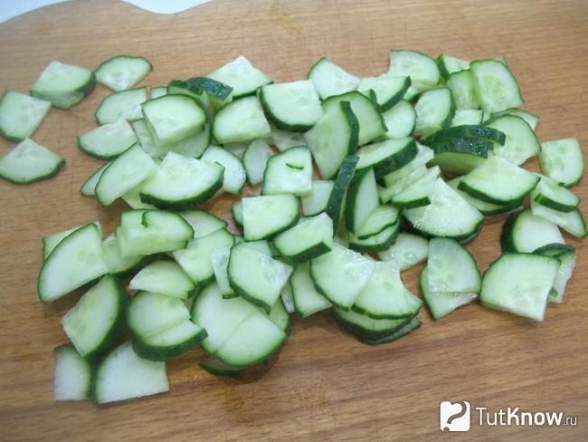 Огурцы нарезаны полукольцами