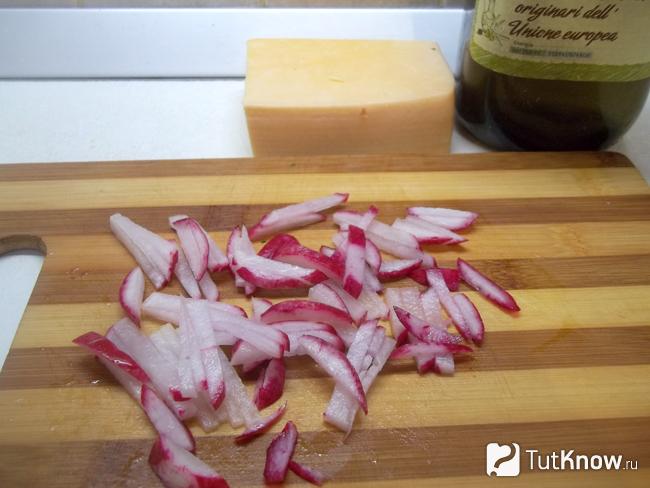 Редис нарезан четверть кольцами